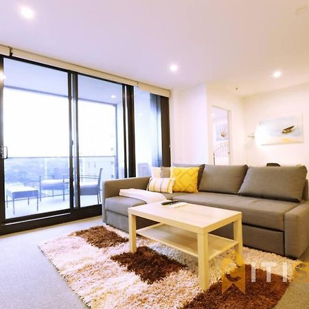 2Bd 2Bth - Chic Apt In Woden Cbd Apartment Phillip Exterior photo