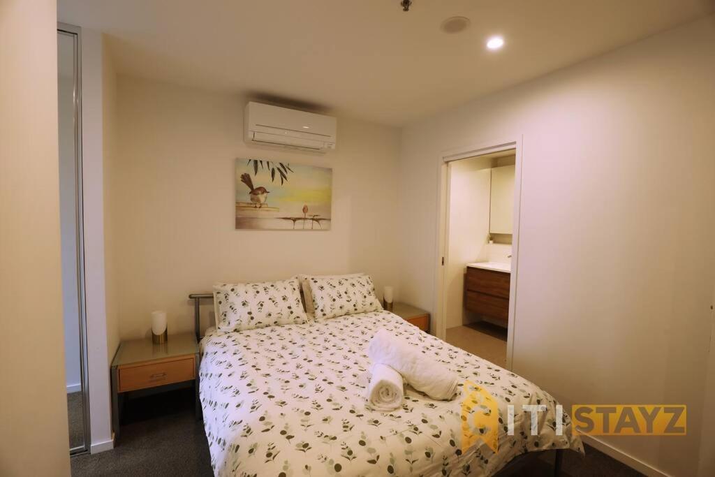 2Bd 2Bth - Chic Apt In Woden Cbd Apartment Phillip Exterior photo