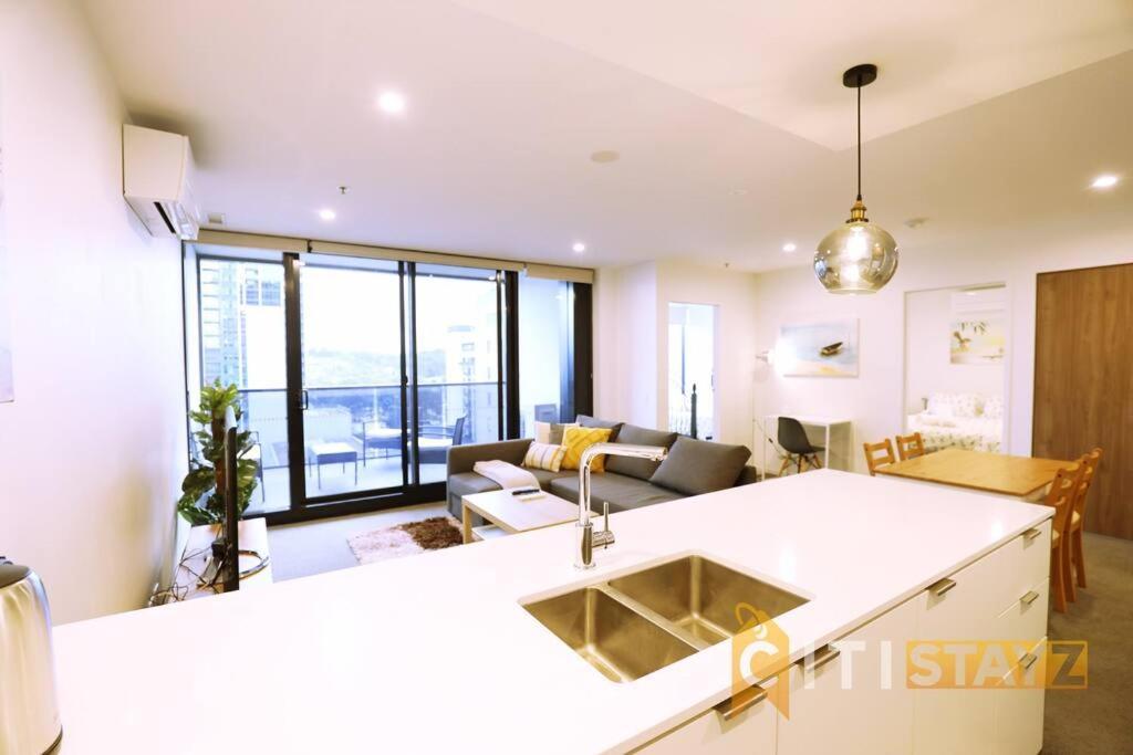 2Bd 2Bth - Chic Apt In Woden Cbd Apartment Phillip Exterior photo