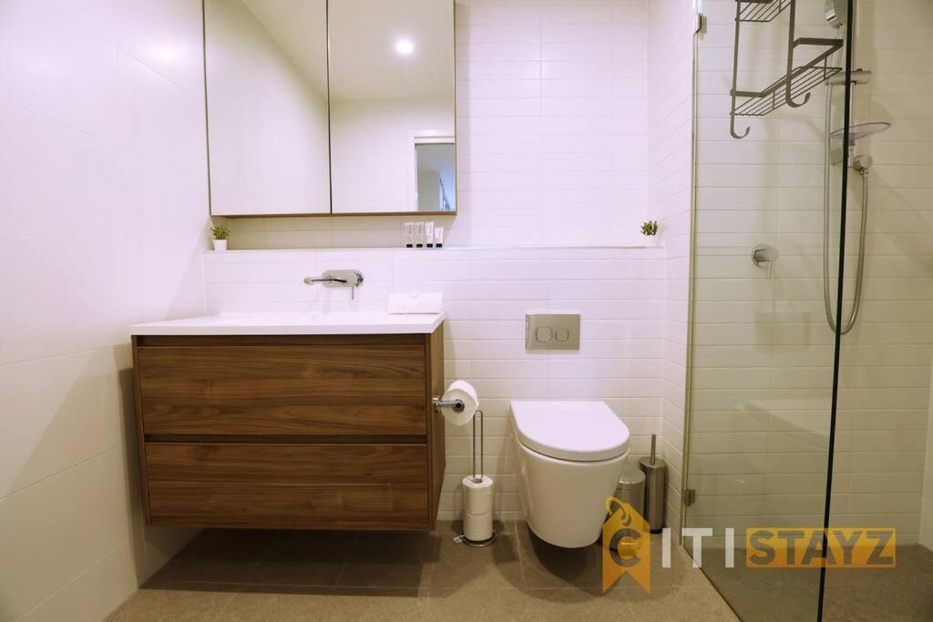 2Bd 2Bth - Chic Apt In Woden Cbd Apartment Phillip Exterior photo