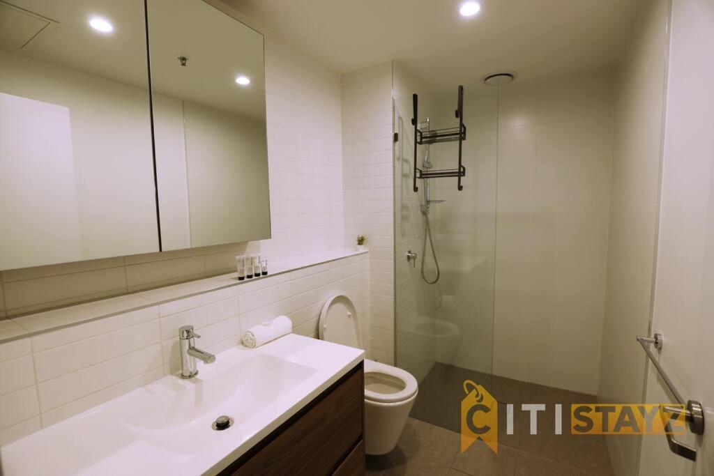 2Bd 2Bth - Chic Apt In Woden Cbd Apartment Phillip Exterior photo