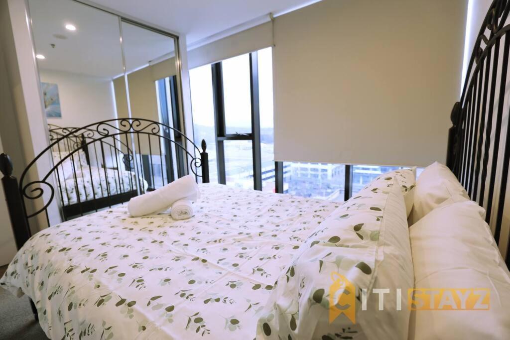 2Bd 2Bth - Chic Apt In Woden Cbd Apartment Phillip Exterior photo