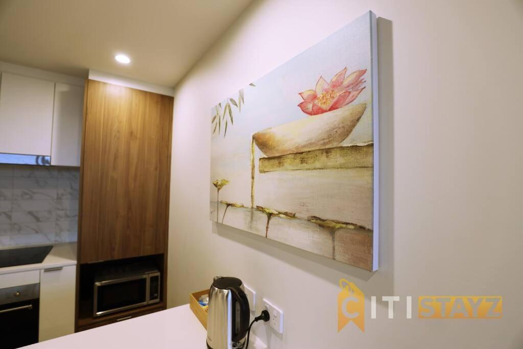 2Bd 2Bth - Chic Apt In Woden Cbd Apartment Phillip Exterior photo