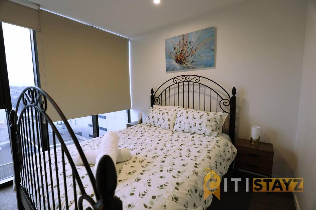 2Bd 2Bth - Chic Apt In Woden Cbd Apartment Phillip Exterior photo