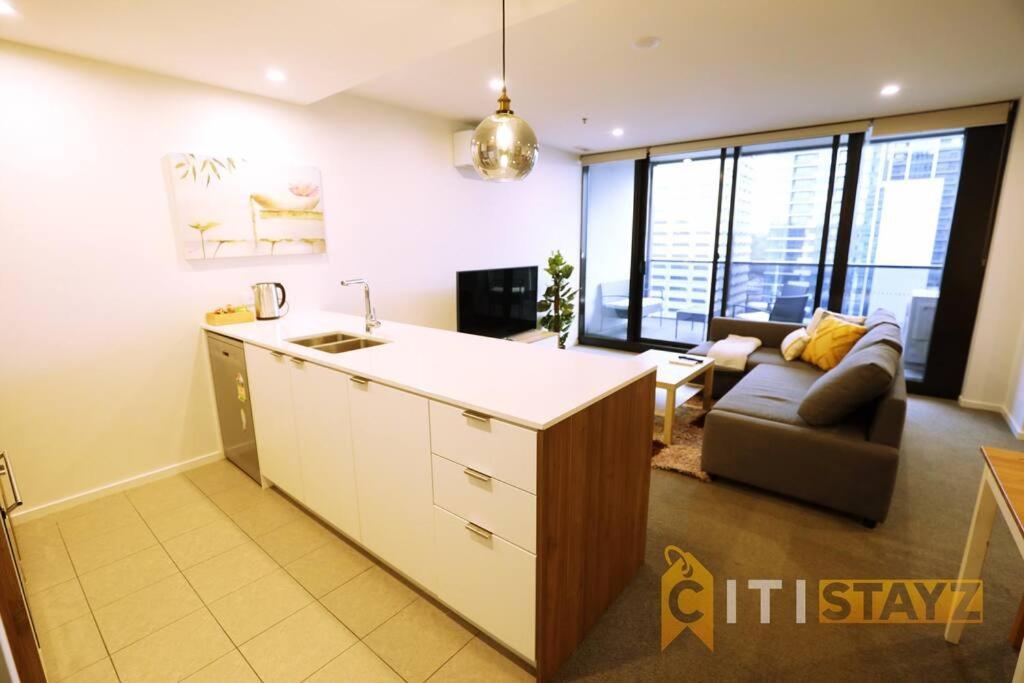 2Bd 2Bth - Chic Apt In Woden Cbd Apartment Phillip Exterior photo