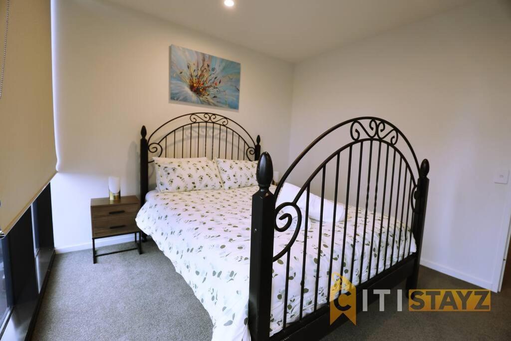 2Bd 2Bth - Chic Apt In Woden Cbd Apartment Phillip Exterior photo