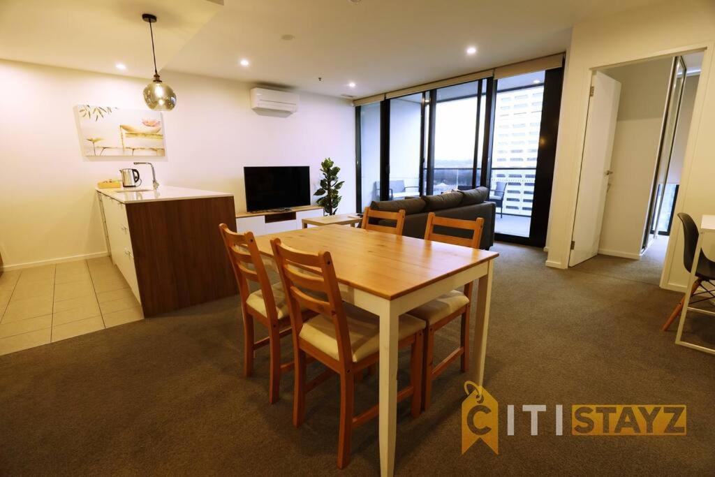 2Bd 2Bth - Chic Apt In Woden Cbd Apartment Phillip Exterior photo