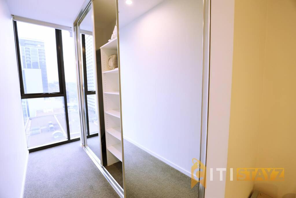 2Bd 2Bth - Chic Apt In Woden Cbd Apartment Phillip Exterior photo