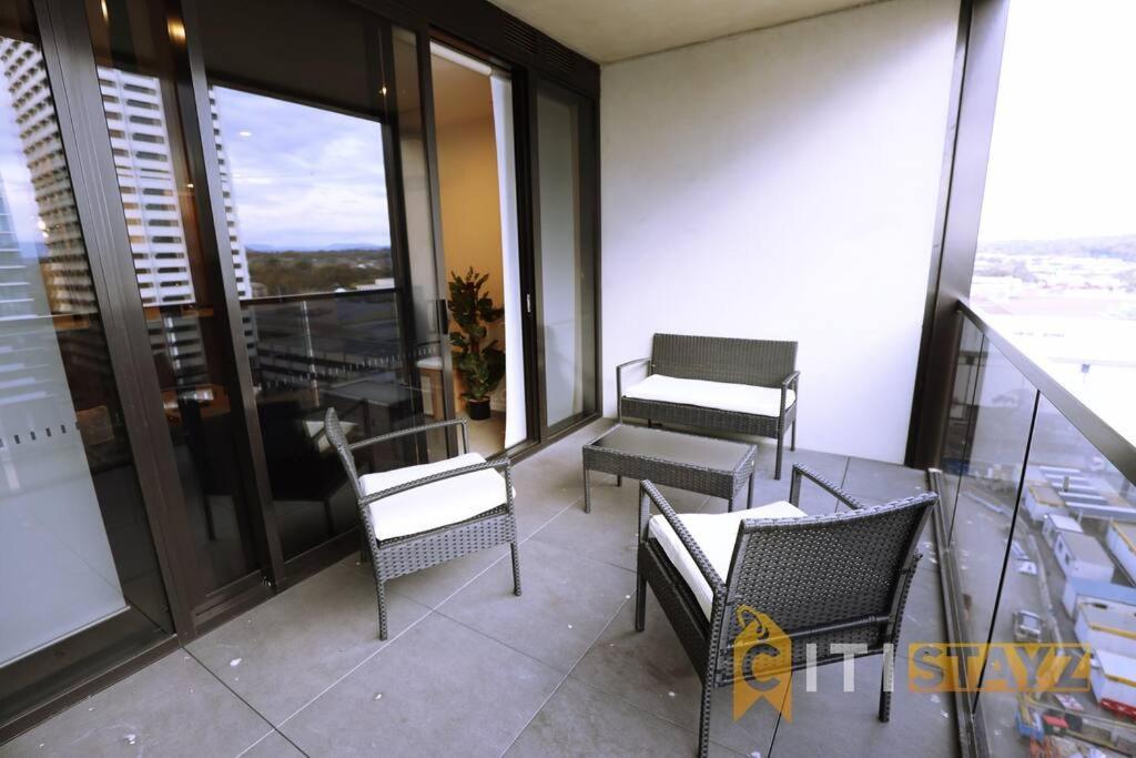 2Bd 2Bth - Chic Apt In Woden Cbd Apartment Phillip Exterior photo